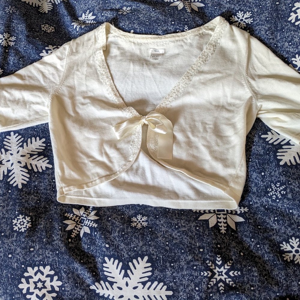 Simple white ribbon-tie shrug - Picture 7 of 9